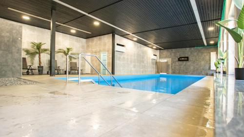 an indoor swimming pool in a building at El Capitan nähe Movie Park in Schermbeck
