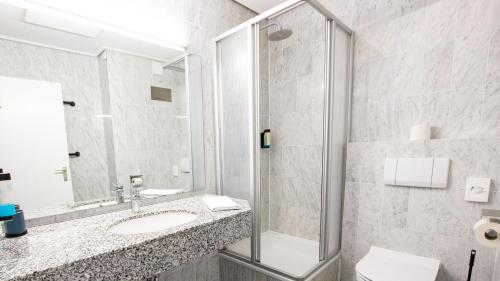 a bathroom with a shower and a sink and a toilet at El Capitan nähe Movie Park in Schermbeck