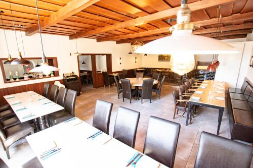a restaurant with wooden ceilings and tables and chairs at El Capitan nähe Movie Park in Schermbeck