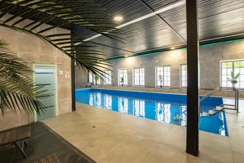 a swimming pool in a building with a pool at Madisson Green El Capitan nähe Movie Park in Schermbeck