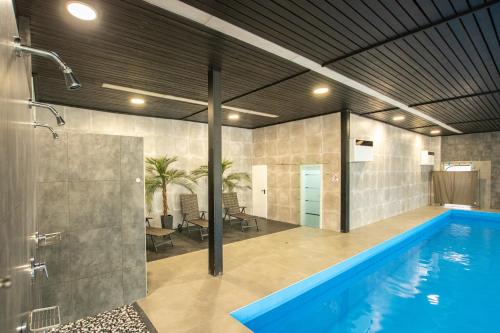 a bathroom with a swimming pool and a shower at El Capitan nähe Movie Park in Schermbeck