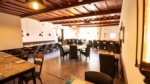 a dining room with wooden tables and chairs at El Capitan nähe Movie Park in Schermbeck