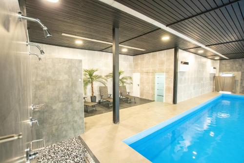 a bathroom with a swimming pool and a shower at El Capitan nähe Movie Park in Schermbeck