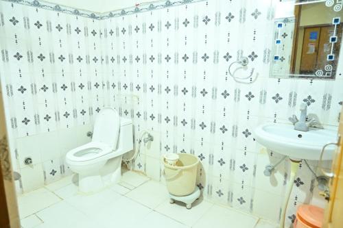bagno con servizi igienici e lavandino di Hotel Abhi international a Pathankot