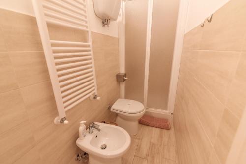 a small bathroom with a toilet and a sink at Il Nido del Vicolo delle scuole Pie in Città della Pieve