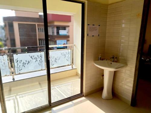 łazienka z umywalką i oknem w obiekcie Entire Apartment -Pradhan Nagar Middle of the city w mieście Siliguri