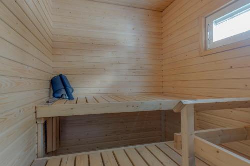 una sauna de madera con un banco. en Tapola en Kalajoki