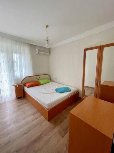 una camera con letto e pavimento in legno di just nearby beach peaceful place a Gazipaşa