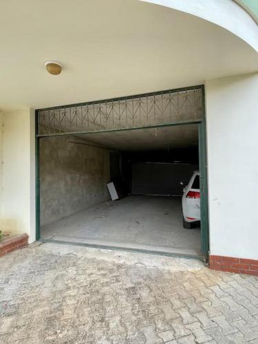 un garaje con un coche aparcado dentro en just nearby beach peaceful place en Gazipasa