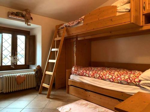 [Free Parking] - Casa in Montagna في ريفيسوندولي: غرفة نوم مع سرير بطابقين وسلم