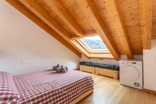 een slaapkamer met een bed en een raam bij CASA UNCETA in Benasque