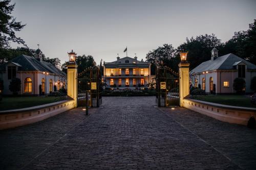 a driveway leading to a mansion at night at Kasteel De Vanenburg in Putten