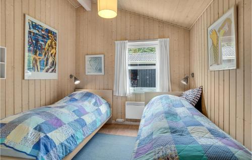 GrønhøjにあるNice Home In Lkken With Saunaのベッドルーム1室(ベッド2台、窓付)