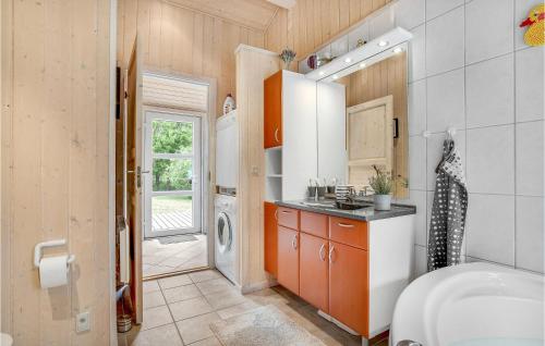 GrønhøjにあるNice Home In Lkken With Saunaのバスルーム(シンク、洗濯機付)