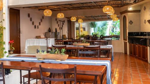 - un restaurant avec des tables et des chaises dans une salle dans l'établissement Casa los Cantaros Hotel Boutique, à Oaxaca