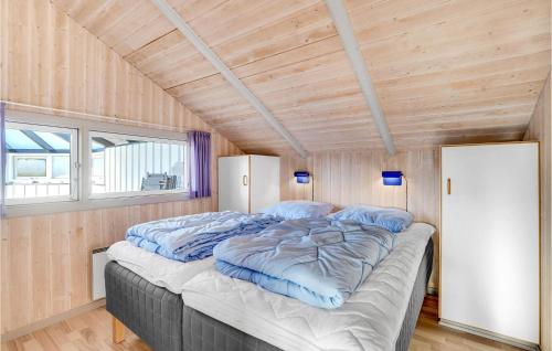 Cama grande en habitación con techo de madera en 3 Bedroom Gorgeous Home In Fan, en Fanø