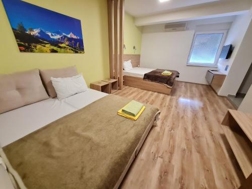 een kleine kamer met een bed en een bank bij Bojana Apartment in Negotino