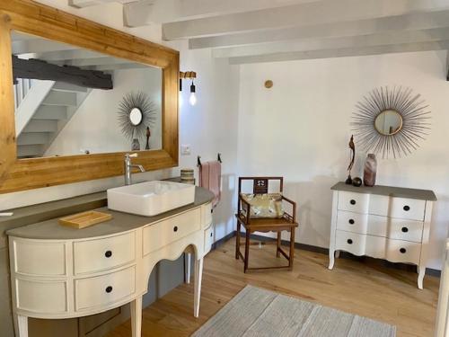 a bathroom with a sink and a mirror at Maison En Cramaillan in Bragayrac