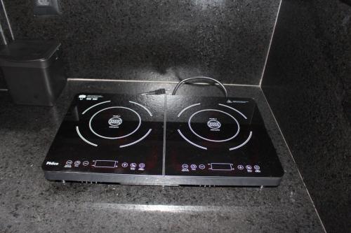 a stove top in a bathroom with a floor at Loft aconchegante à Beira-Mar in João Pessoa