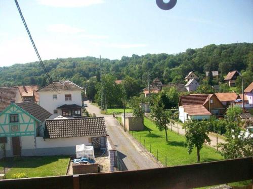 uma vista para uma aldeia com casas e uma estrada em Gîte Le Jardin de Hermolsheim. Alsace très spacieux em Mutzig