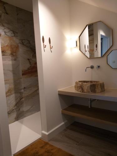 a bathroom with a sink and a mirror at Landhuys Odette in Retie