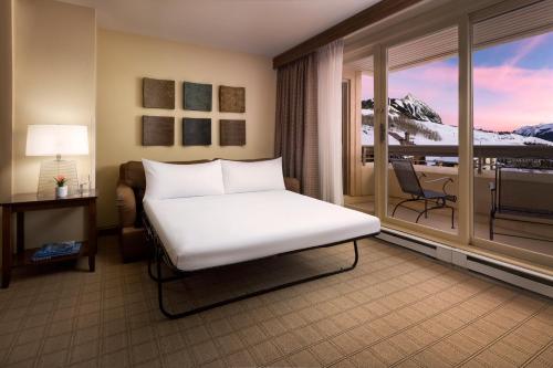 Una cama o camas en una habitación de Elevation Hotel & Spa