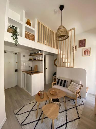 un salon avec un canapé et une table dans l'établissement Le Nid douillet - HyperCentre - à 2 Pas de la Gare, à Toulouse