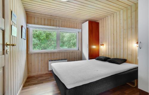 1 dormitorio con 1 cama en una habitación con ventana en Amazing Home In Saltum With 3 Bedrooms, Sauna And Outdoor Swimming Pool, en Saltum