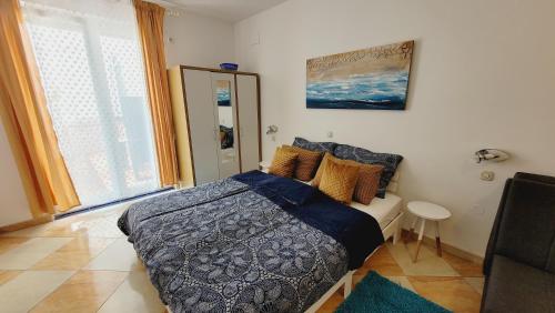 Un dormitorio con una cama y una ventana grande. en Apartments Anita in Villa Esperia, en Opatija