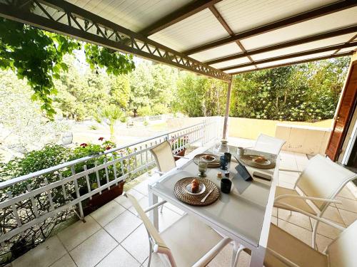 a patio with a table and chairs on a balcony at Casa Stewart - Ponente in Geremèas