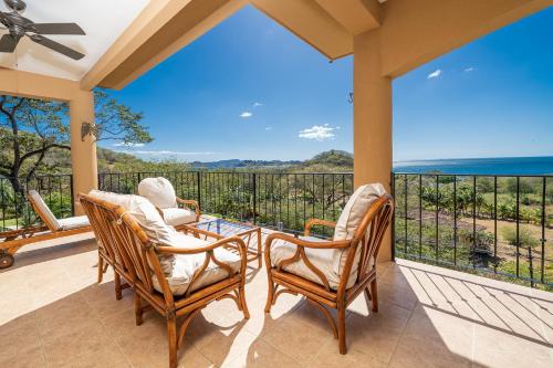 Vida de la Paz 4 - Oceanview Condo, 2BR, just remodeled, Playa Prieta