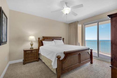 - une chambre avec un lit et une grande fenêtre dans l'établissement Treasure Island 1208, à Panama City Beach