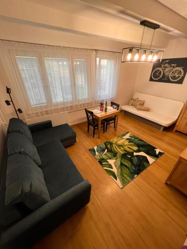 een woonkamer met een bank en een tafel bij Apartament Brzeźno Plaża in Gdańsk