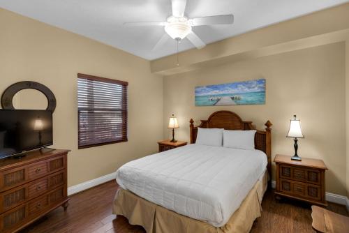 - une chambre avec un lit et une télévision à écran plat dans l'établissement Treasure Island 0202, à Panama City Beach