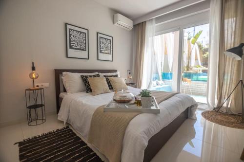 - une chambre avec un grand lit et un plateau dans l'établissement G&M Luxury Residence with pool, à La Canée