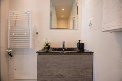 La salle de bains est pourvue d'un lavabo et d'un miroir. dans l'établissement G&M Luxury Residence with pool, à La Canée