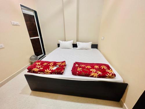 Cama ou camas em um quarto em Rudrasagar Homestay