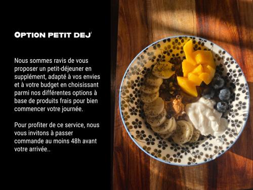 une assiette de nourriture sur une table en bois dans l'établissement EVASION NATURE ET CONVIVIALITÉ, à Sourcieux-les-Mines