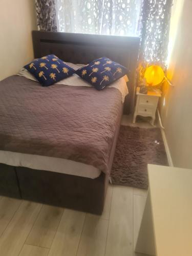 uma cama num pequeno quarto com uma janela em Apartament Przy Starym Mieście em Szczecin