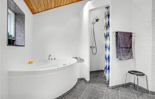 ein weißes Bad mit einer Badewanne und einer Dusche in der Unterkunft Stunning Home In Allingbro With Wifi in Allingåbro