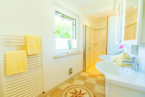 bagno con lavandino e doccia di Apartment Speiereckblick a Mauterndorf