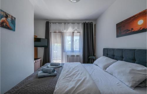 sypialnia z łóżkiem z dwoma ręcznikami w obiekcie Lovely Home In Marcana With Jacuzzi w mieście Marčana