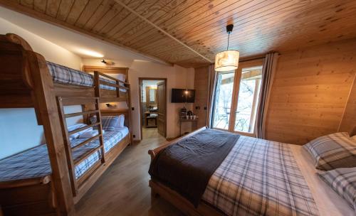 a bedroom with two bunk beds and a window at La Masia Del Taulat Chambres d´Hôtes in Llo