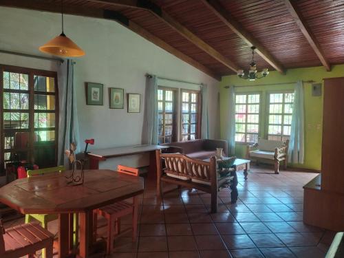 un soggiorno con tavolo e divano di Casa de Campo 4 habitaciones Ideal 12 personas a Santa Cruz Verapaz