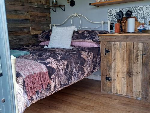 Tempat tidur dalam kamar di Rhubarb Hut, set in the beautiful Cornish Countryside