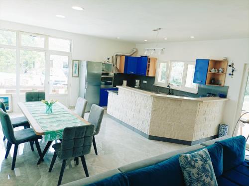 a kitchen and dining room with a table and chairs at Green paradise in Marina