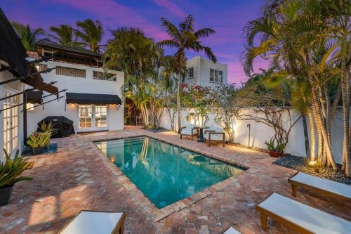 una piscina en el patio trasero de una casa en Stunning Historic WPB Estate with Heated Pool, en West Palm Beach