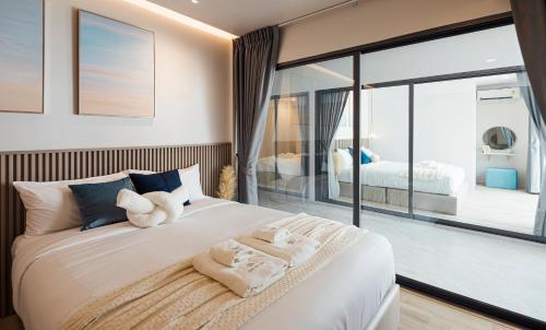 - une chambre dotée d'un grand lit avec un ours en peluche dans l'établissement Sea Season Pool Villa Pattaya, à Bang Lamung