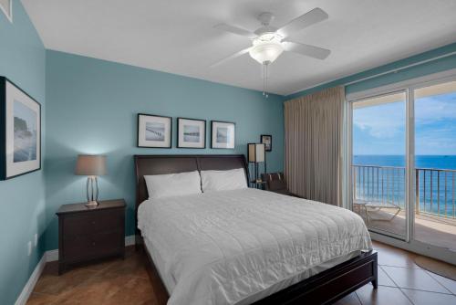 een slaapkamer met een bed en uitzicht op de oceaan bij Treasure Island 0602 in Panama City Beach
