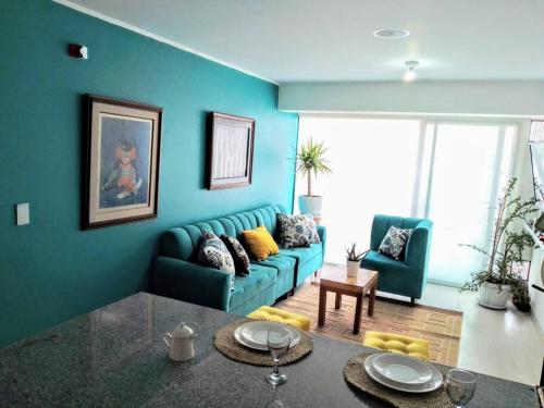 sala de estar con sofá azul y mesa en San Isidro-Lince- Next to Business District!, en Lima